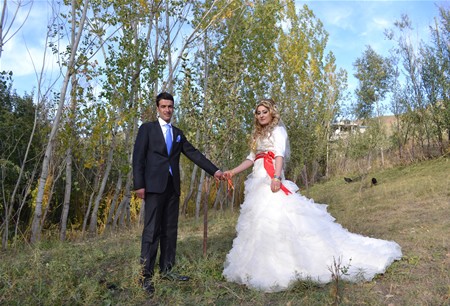 Hakkari'nin Yüksekova ilçesinde 08-09-10.2011 Ekim Dünya evine giren bazı çiftlerimizi sizler için sayfamıza taşıdık. Yüksekova Güncel ailesi olarak tüm çiftlerimize mutluluklar dileriz.