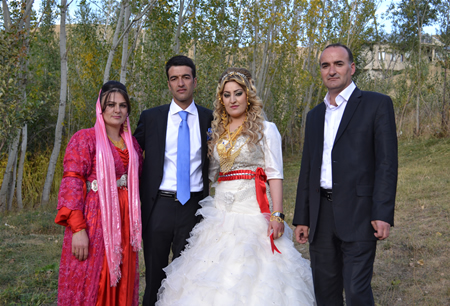 Hakkari'nin Yüksekova ilçesinde 08-09-10.2011 Ekim Dünya evine giren bazı çiftlerimizi sizler için sayfamıza taşıdık. Yüksekova Güncel ailesi olarak tüm çiftlerimize mutluluklar dileriz.