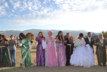 Hakkari'nin Yüksekova ilçesinde 08-09-10.2011 Ekim Dünya evine giren bazı çiftlerimizi sizler için sayfamıza taşıdık. Yüksekova Güncel ailesi olarak tüm çiftlerimize mutluluklar dileriz.