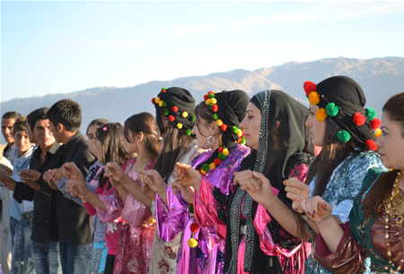 Hakkari'nin Yüksekova ilçesinde 08-09-10.2011 Ekim Dünya evine giren bazı çiftlerimizi sizler için sayfamıza taşıdık. Yüksekova Güncel ailesi olarak tüm çiftlerimize mutluluklar dileriz.