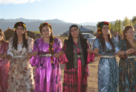 Hakkari'nin Yüksekova ilçesinde 08-09-10.2011 Ekim Dünya evine giren bazı çiftlerimizi sizler için sayfamıza taşıdık. Yüksekova Güncel ailesi olarak tüm çiftlerimize mutluluklar dileriz.