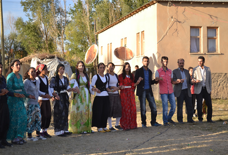 Hakkari'nin Yüksekova ilçesinde 08-09-10.2011 Ekim Dünya evine giren bazı çiftlerimizi sizler için sayfamıza taşıdık. Yüksekova Güncel ailesi olarak tüm çiftlerimize mutluluklar dileriz.