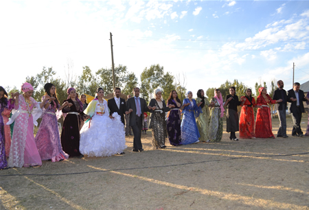 Hakkari'nin Yüksekova ilçesinde 08-09-10.2011 Ekim Dünya evine giren bazı çiftlerimizi sizler için sayfamıza taşıdık. Yüksekova Güncel ailesi olarak tüm çiftlerimize mutluluklar dileriz.