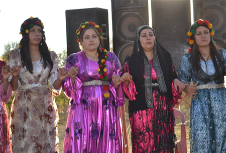 Hakkari'nin Yüksekova ilçesinde 08-09-10.2011 Ekim Dünya evine giren bazı çiftlerimizi sizler için sayfamıza taşıdık. Yüksekova Güncel ailesi olarak tüm çiftlerimize mutluluklar dileriz.