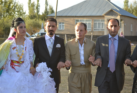 Hakkari'nin Yüksekova ilçesinde 08-09-10.2011 Ekim Dünya evine giren bazı çiftlerimizi sizler için sayfamıza taşıdık. Yüksekova Güncel ailesi olarak tüm çiftlerimize mutluluklar dileriz.