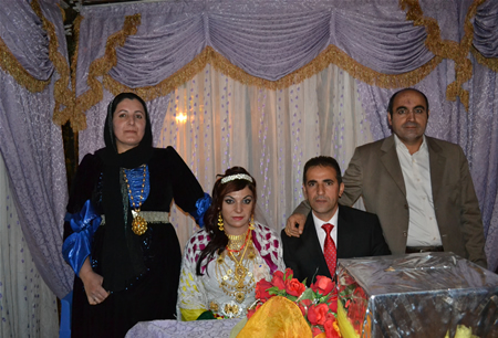 Hakkari'nin Yüksekova ilçesinde 08-09-10.2011 Ekim Dünya evine giren bazı çiftlerimizi sizler için sayfamıza taşıdık. Yüksekova Güncel ailesi olarak tüm çiftlerimize mutluluklar dileriz.