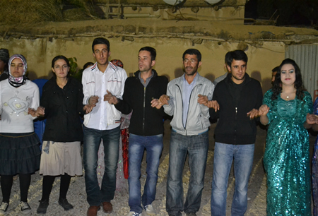 Hakkari'nin Yüksekova ilçesinde 08-09-10.2011 Ekim Dünya evine giren bazı çiftlerimizi sizler için sayfamıza taşıdık. Yüksekova Güncel ailesi olarak tüm çiftlerimize mutluluklar dileriz.