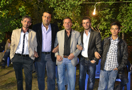 Hakkari'nin Yüksekova ilçesinde 08-09-10.2011 Ekim Dünya evine giren bazı çiftlerimizi sizler için sayfamıza taşıdık. Yüksekova Güncel ailesi olarak tüm çiftlerimize mutluluklar dileriz.