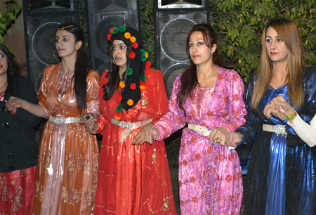 Hakkari'nin Yüksekova ilçesinde 08-09-10.2011 Ekim Dünya evine giren bazı çiftlerimizi sizler için sayfamıza taşıdık. Yüksekova Güncel ailesi olarak tüm çiftlerimize mutluluklar dileriz.