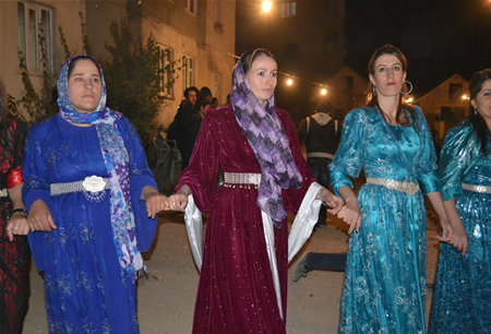 Hakkari'nin Yüksekova ilçesinde 08-09-10.2011 Ekim Dünya evine giren bazı çiftlerimizi sizler için sayfamıza taşıdık. Yüksekova Güncel ailesi olarak tüm çiftlerimize mutluluklar dileriz.