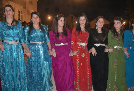 Hakkari'nin Yüksekova ilçesinde 08-09-10.2011 Ekim Dünya evine giren bazı çiftlerimizi sizler için sayfamıza taşıdık. Yüksekova Güncel ailesi olarak tüm çiftlerimize mutluluklar dileriz.