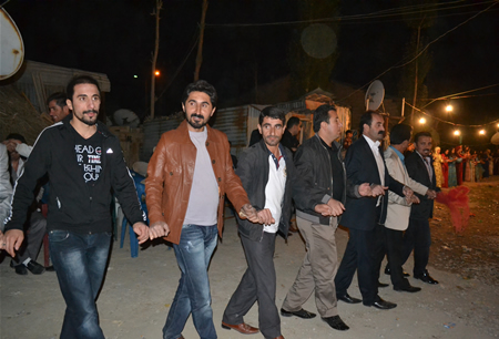 Hakkari'nin Yüksekova ilçesinde 08-09-10.2011 Ekim Dünya evine giren bazı çiftlerimizi sizler için sayfamıza taşıdık. Yüksekova Güncel ailesi olarak tüm çiftlerimize mutluluklar dileriz.