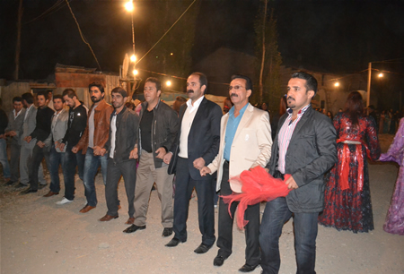 Hakkari'nin Yüksekova ilçesinde 08-09-10.2011 Ekim Dünya evine giren bazı çiftlerimizi sizler için sayfamıza taşıdık. Yüksekova Güncel ailesi olarak tüm çiftlerimize mutluluklar dileriz.