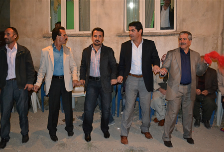 Hakkari'nin Yüksekova ilçesinde 08-09-10.2011 Ekim Dünya evine giren bazı çiftlerimizi sizler için sayfamıza taşıdık. Yüksekova Güncel ailesi olarak tüm çiftlerimize mutluluklar dileriz.