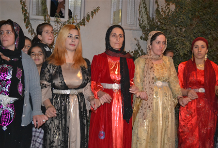 Hakkari'nin Yüksekova ilçesinde 08-09-10.2011 Ekim Dünya evine giren bazı çiftlerimizi sizler için sayfamıza taşıdık. Yüksekova Güncel ailesi olarak tüm çiftlerimize mutluluklar dileriz.