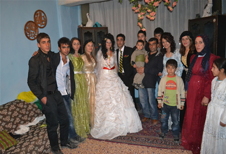 Hakkari'nin Yüksekova ilçesinde 08-09-10.2011 Ekim Dünya evine giren bazı çiftlerimizi sizler için sayfamıza taşıdık. Yüksekova Güncel ailesi olarak tüm çiftlerimize mutluluklar dileriz.