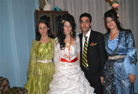 Hakkari'nin Yüksekova ilçesinde 08-09-10.2011 Ekim Dünya evine giren bazı çiftlerimizi sizler için sayfamıza taşıdık. Yüksekova Güncel ailesi olarak tüm çiftlerimize mutluluklar dileriz.