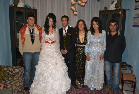 Hakkari'nin Yüksekova ilçesinde 08-09-10.2011 Ekim Dünya evine giren bazı çiftlerimizi sizler için sayfamıza taşıdık. Yüksekova Güncel ailesi olarak tüm çiftlerimize mutluluklar dileriz.