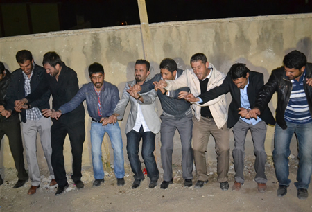 Hakkari'nin Yüksekova ilçesinde 08-09-10.2011 Ekim Dünya evine giren bazı çiftlerimizi sizler için sayfamıza taşıdık. Yüksekova Güncel ailesi olarak tüm çiftlerimize mutluluklar dileriz.