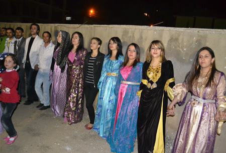 Hakkari'nin Yüksekova ilçesinde 08-09-10.2011 Ekim Dünya evine giren bazı çiftlerimizi sizler için sayfamıza taşıdık. Yüksekova Güncel ailesi olarak tüm çiftlerimize mutluluklar dileriz.