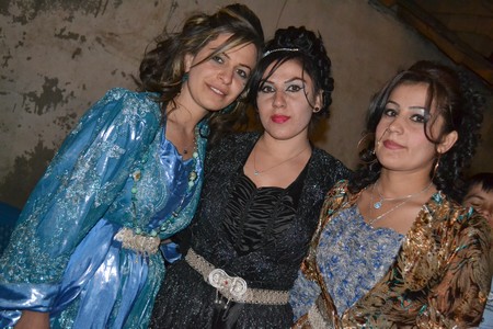 Hakkari'nin Yüksekova ilçesinde 08-09-10.2011 Ekim Dünya evine giren bazı çiftlerimizi sizler için sayfamıza taşıdık. Yüksekova Güncel ailesi olarak tüm çiftlerimize mutluluklar dileriz.