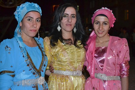 Hakkari'nin Yüksekova ilçesinde 08-09-10.2011 Ekim Dünya evine giren bazı çiftlerimizi sizler için sayfamıza taşıdık. Yüksekova Güncel ailesi olarak tüm çiftlerimize mutluluklar dileriz.