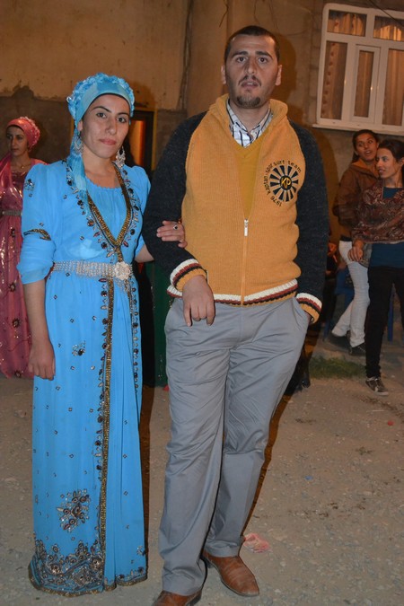 Hakkari'nin Yüksekova ilçesinde 08-09-10.2011 Ekim Dünya evine giren bazı çiftlerimizi sizler için sayfamıza taşıdık. Yüksekova Güncel ailesi olarak tüm çiftlerimize mutluluklar dileriz.