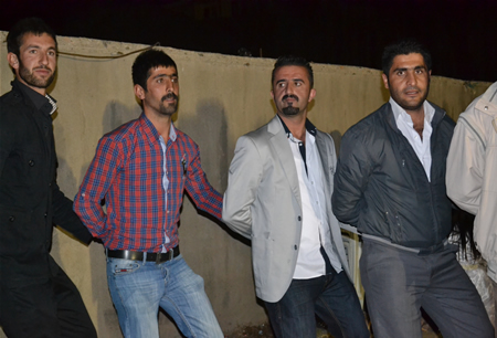 Hakkari'nin Yüksekova ilçesinde 08-09-10.2011 Ekim Dünya evine giren bazı çiftlerimizi sizler için sayfamıza taşıdık. Yüksekova Güncel ailesi olarak tüm çiftlerimize mutluluklar dileriz.