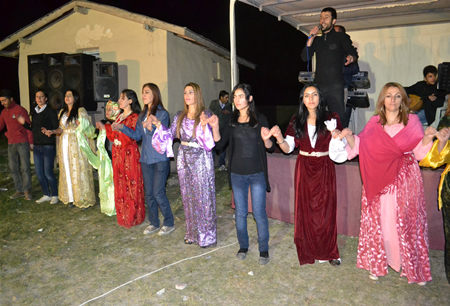 Hakkari'nin Yüksekova ilçesinde 08-09-10.2011 Ekim Dünya evine giren bazı çiftlerimizi sizler için sayfamıza taşıdık. Yüksekova Güncel ailesi olarak tüm çiftlerimize mutluluklar dileriz.