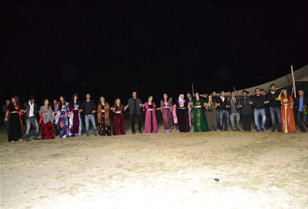 Hakkari'nin Yüksekova ilçesinde 08-09-10.2011 Ekim Dünya evine giren bazı çiftlerimizi sizler için sayfamıza taşıdık. Yüksekova Güncel ailesi olarak tüm çiftlerimize mutluluklar dileriz.