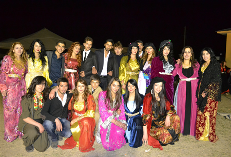 Hakkari'nin Yüksekova ilçesinde 08-09-10.2011 Ekim Dünya evine giren bazı çiftlerimizi sizler için sayfamıza taşıdık. Yüksekova Güncel ailesi olarak tüm çiftlerimize mutluluklar dileriz.