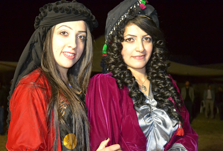 Hakkari'nin Yüksekova ilçesinde 08-09-10.2011 Ekim Dünya evine giren bazı çiftlerimizi sizler için sayfamıza taşıdık. Yüksekova Güncel ailesi olarak tüm çiftlerimize mutluluklar dileriz.