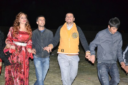 Hakkari'nin Yüksekova ilçesinde 08-09-10.2011 Ekim Dünya evine giren bazı çiftlerimizi sizler için sayfamıza taşıdık. Yüksekova Güncel ailesi olarak tüm çiftlerimize mutluluklar dileriz.