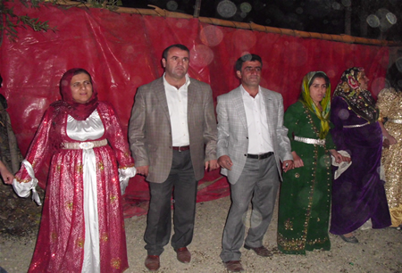 Hakkari'nin Yüksekova ilçesinde 08-09-10.2011 Ekim Dünya evine giren bazı çiftlerimizi sizler için sayfamıza taşıdık. Yüksekova Güncel ailesi olarak tüm çiftlerimize mutluluklar dileriz.