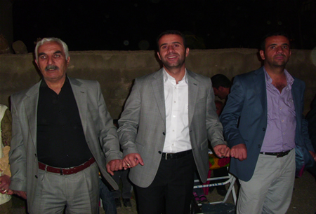 Hakkari'nin Yüksekova ilçesinde 08-09-10.2011 Ekim Dünya evine giren bazı çiftlerimizi sizler için sayfamıza taşıdık. Yüksekova Güncel ailesi olarak tüm çiftlerimize mutluluklar dileriz.