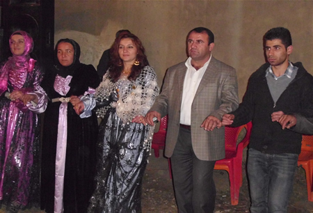 Hakkari'nin Yüksekova ilçesinde 08-09-10.2011 Ekim Dünya evine giren bazı çiftlerimizi sizler için sayfamıza taşıdık. Yüksekova Güncel ailesi olarak tüm çiftlerimize mutluluklar dileriz.