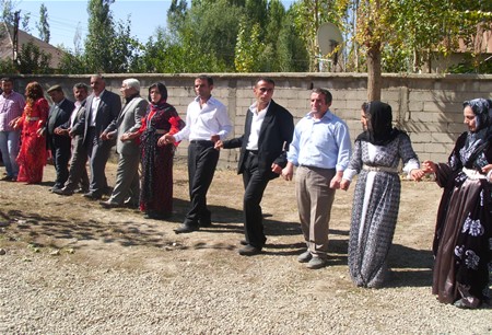 Hakkari'nin Yüksekova ilçesinde 08-09-10.2011 Ekim Dünya evine giren bazı çiftlerimizi sizler için sayfamıza taşıdık. Yüksekova Güncel ailesi olarak tüm çiftlerimize mutluluklar dileriz.