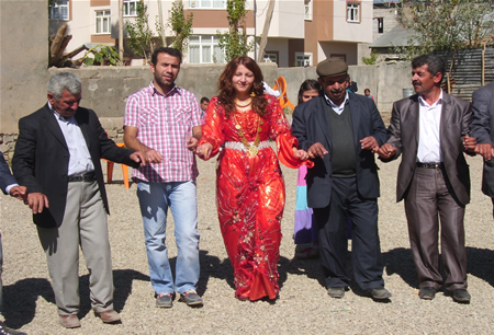 Hakkari'nin Yüksekova ilçesinde 08-09-10.2011 Ekim Dünya evine giren bazı çiftlerimizi sizler için sayfamıza taşıdık. Yüksekova Güncel ailesi olarak tüm çiftlerimize mutluluklar dileriz.