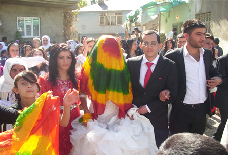 Hakkari'nin Yüksekova ilçesinde 08-09-10.2011 Ekim Dünya evine giren bazı çiftlerimizi sizler için sayfamıza taşıdık. Yüksekova Güncel ailesi olarak tüm çiftlerimize mutluluklar dileriz.