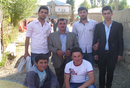 Hakkari'nin Yüksekova ilçesinde 08-09-10.2011 Ekim Dünya evine giren bazı çiftlerimizi sizler için sayfamıza taşıdık. Yüksekova Güncel ailesi olarak tüm çiftlerimize mutluluklar dileriz.