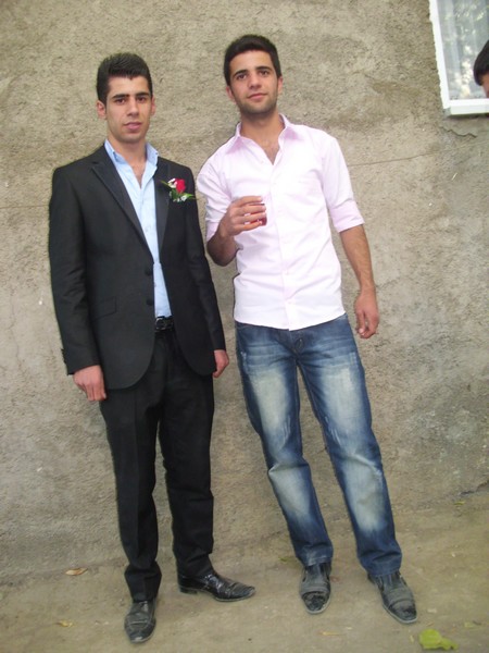 Hakkari'nin Yüksekova ilçesinde 08-09-10.2011 Ekim Dünya evine giren bazı çiftlerimizi sizler için sayfamıza taşıdık. Yüksekova Güncel ailesi olarak tüm çiftlerimize mutluluklar dileriz.