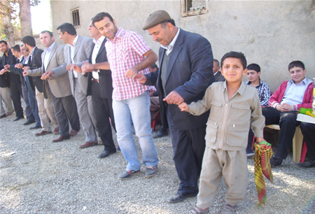 Hakkari'nin Yüksekova ilçesinde 08-09-10.2011 Ekim Dünya evine giren bazı çiftlerimizi sizler için sayfamıza taşıdık. Yüksekova Güncel ailesi olarak tüm çiftlerimize mutluluklar dileriz.