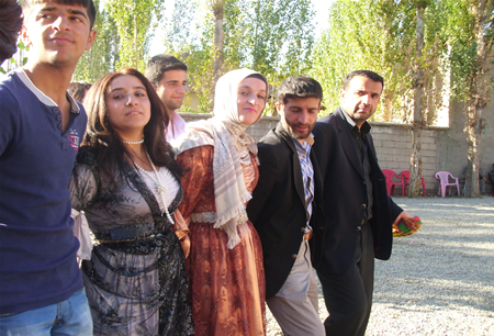 Hakkari'nin Yüksekova ilçesinde 08-09-10.2011 Ekim Dünya evine giren bazı çiftlerimizi sizler için sayfamıza taşıdık. Yüksekova Güncel ailesi olarak tüm çiftlerimize mutluluklar dileriz.