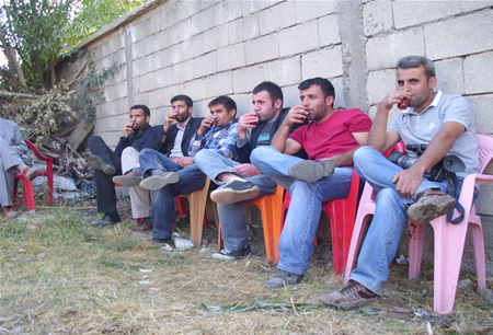 Hakkari'nin Yüksekova ilçesinde 08-09-10.2011 Ekim Dünya evine giren bazı çiftlerimizi sizler için sayfamıza taşıdık. Yüksekova Güncel ailesi olarak tüm çiftlerimize mutluluklar dileriz.