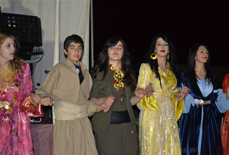 Hakkari'nin Yüksekova ilçesinde 08-09-10.2011 Ekim Dünya evine giren bazı çiftlerimizi sizler için sayfamıza taşıdık. Yüksekova Güncel ailesi olarak tüm çiftlerimize mutluluklar dileriz.