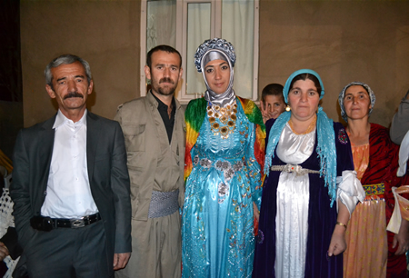 Hakkari'nin Yüksekova ilçesinde 08-09-10.2011 Ekim Dünya evine giren bazı çiftlerimizi sizler için sayfamıza taşıdık. Yüksekova Güncel ailesi olarak tüm çiftlerimize mutluluklar dileriz.