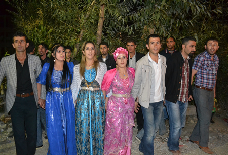 Hakkari'nin Yüksekova ilçesinde 08-09-10.2011 Ekim Dünya evine giren bazı çiftlerimizi sizler için sayfamıza taşıdık. Yüksekova Güncel ailesi olarak tüm çiftlerimize mutluluklar dileriz.