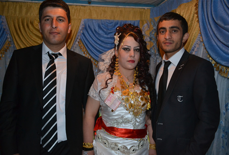 Hakkari'nin Yüksekova ilçesinde 08-09-10.2011 Ekim Dünya evine giren bazı çiftlerimizi sizler için sayfamıza taşıdık. Yüksekova Güncel ailesi olarak tüm çiftlerimize mutluluklar dileriz.