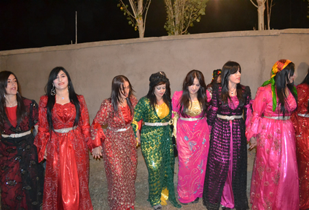 Hakkari'nin Yüksekova ilçesinde 08-09-10.2011 Ekim Dünya evine giren bazı çiftlerimizi sizler için sayfamıza taşıdık. Yüksekova Güncel ailesi olarak tüm çiftlerimize mutluluklar dileriz.