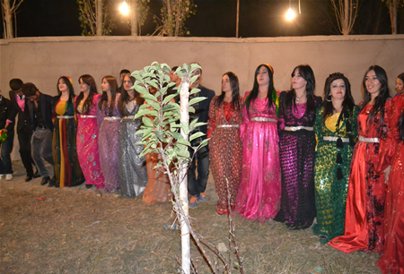 Hakkari'nin Yüksekova ilçesinde 08-09-10.2011 Ekim Dünya evine giren bazı çiftlerimizi sizler için sayfamıza taşıdık. Yüksekova Güncel ailesi olarak tüm çiftlerimize mutluluklar dileriz.